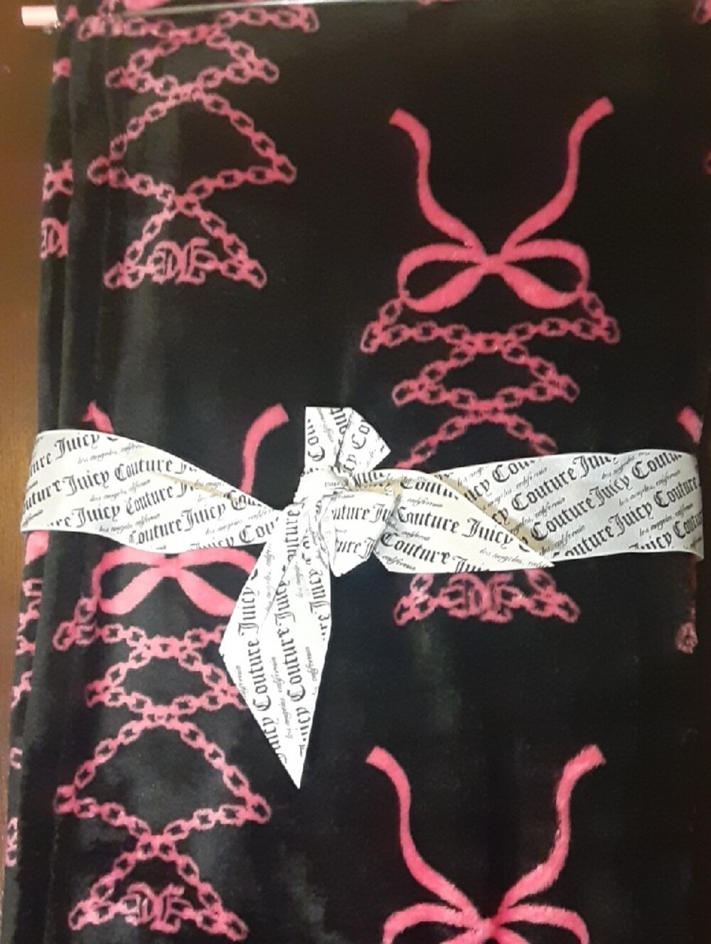 Juicy Couture Black and Pink Plush Throw with Bow & Chain Motif - Picture 4 of 5